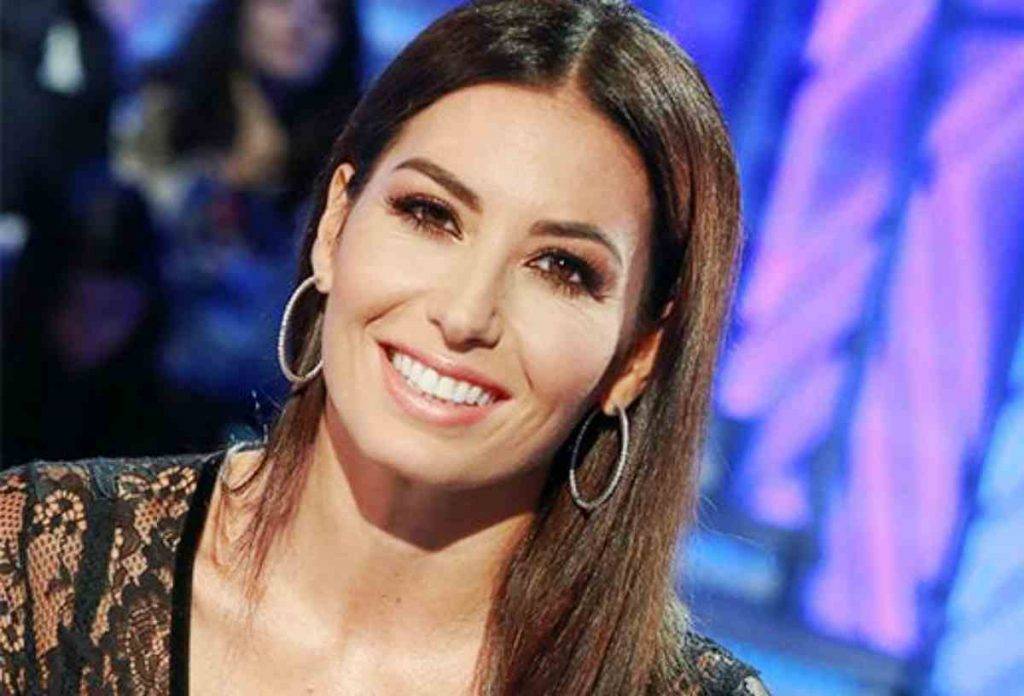 Elisabetta Gregoraci In Topless Le Foto Di Spio Virali Sul Web