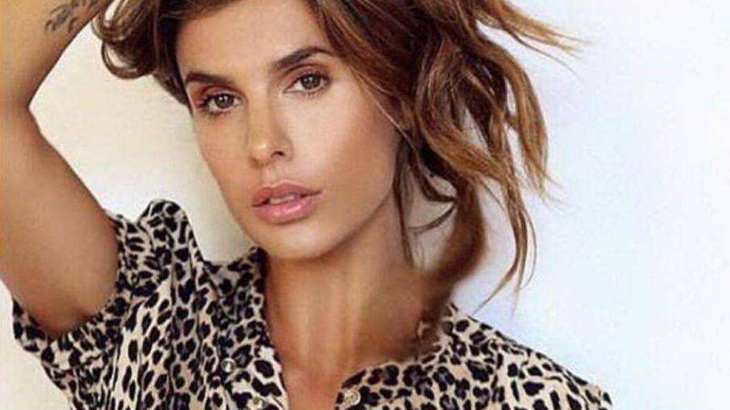 Elisabetta Canalis Bollente Il Seno Cola Dalla Scollatura Troppo Larga