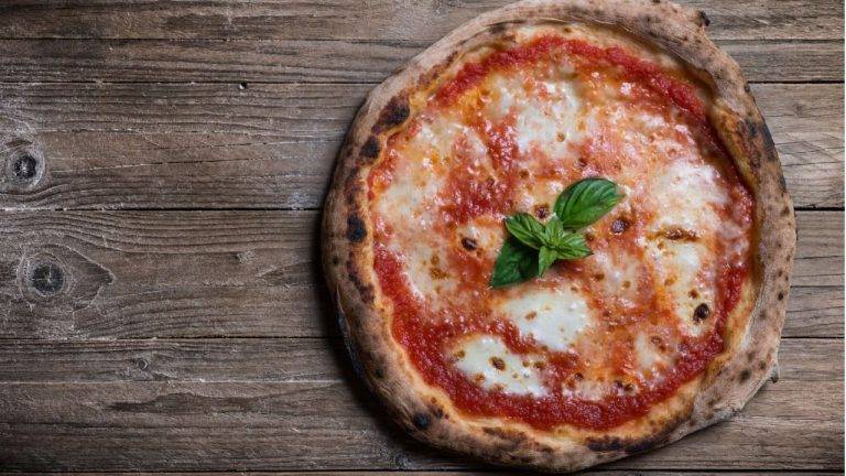 Pizza Napoletana Fatta In Casa I Segreti Del Pizzaiolo Per Fare Il Cornicione