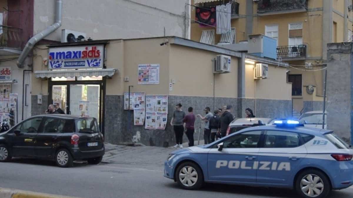 Napoli uomo accoltellato