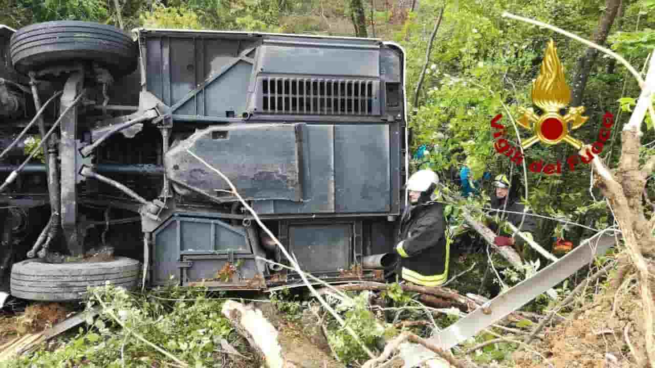 Bus nella scarpata a Siena