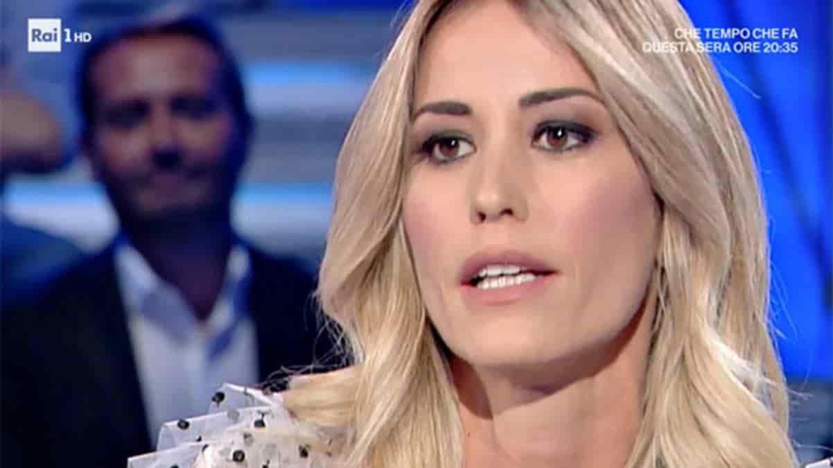 Elena Santarelli, in clinica per un trattamento al volto