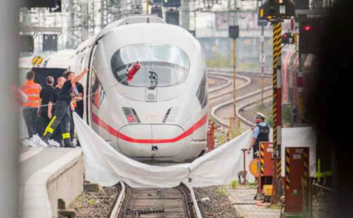 Bambino gettato sotto il treno