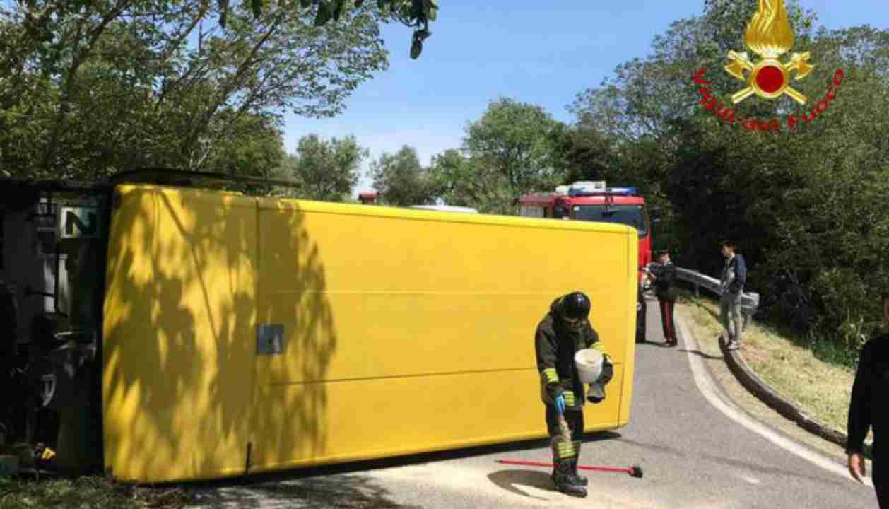 Scuolabus ribaltato a Padova