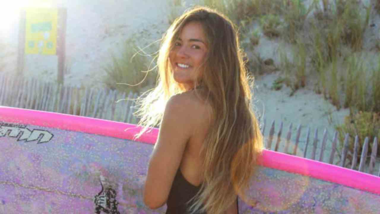 Mistero nel mondo del surf, trovata morta la campionessa Poeti Norac