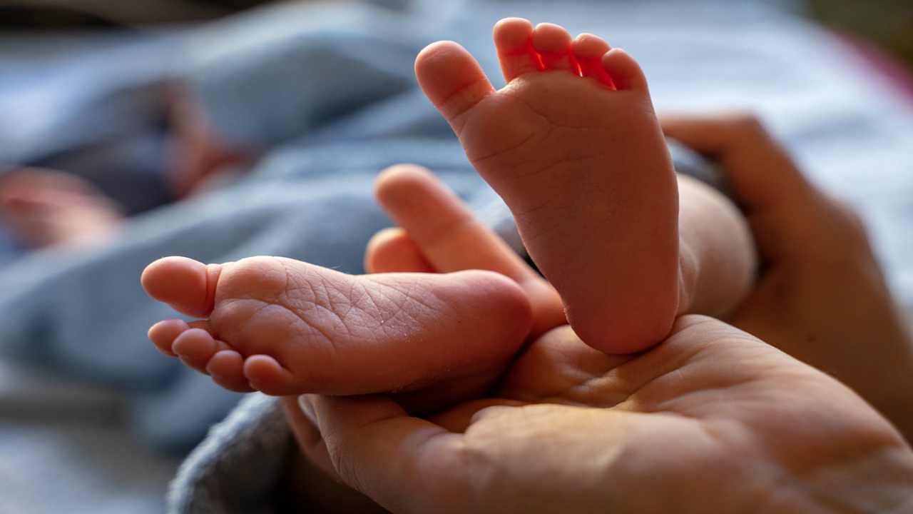 Neonata di due mesi abbandonata dai genitori, parte la corsa per l'adozione