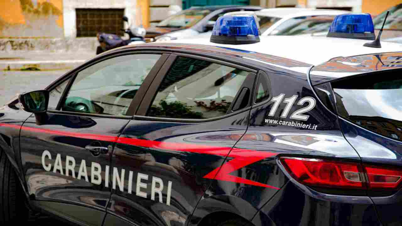 Ubriaco in auto con coltello e figlia di 4 anni: arrestato a Termini