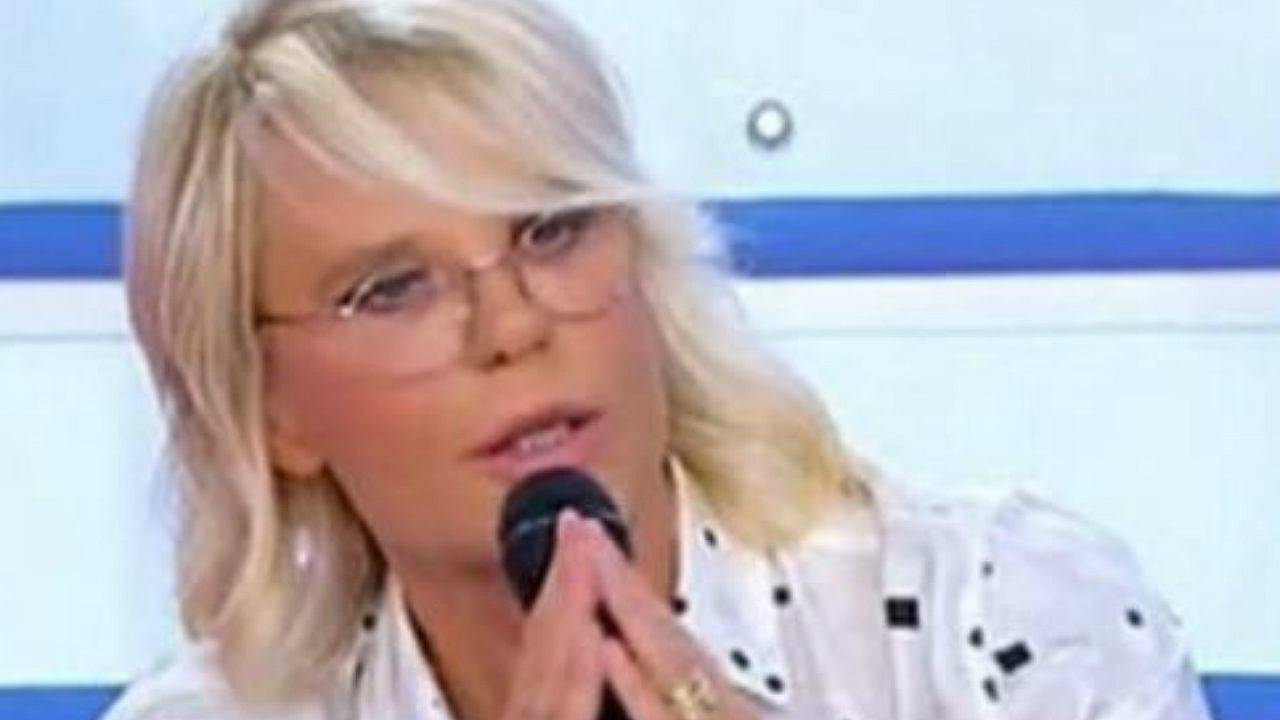 maria de filippi arrabbiata con un corteggiatore