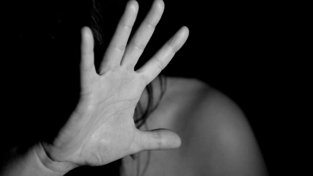 Violenza sessuale su una studentessa