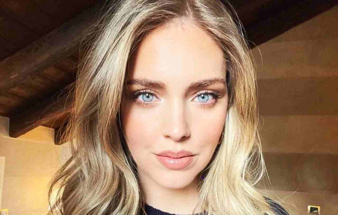 Chiara Ferragni senza intimo sotto la giacca