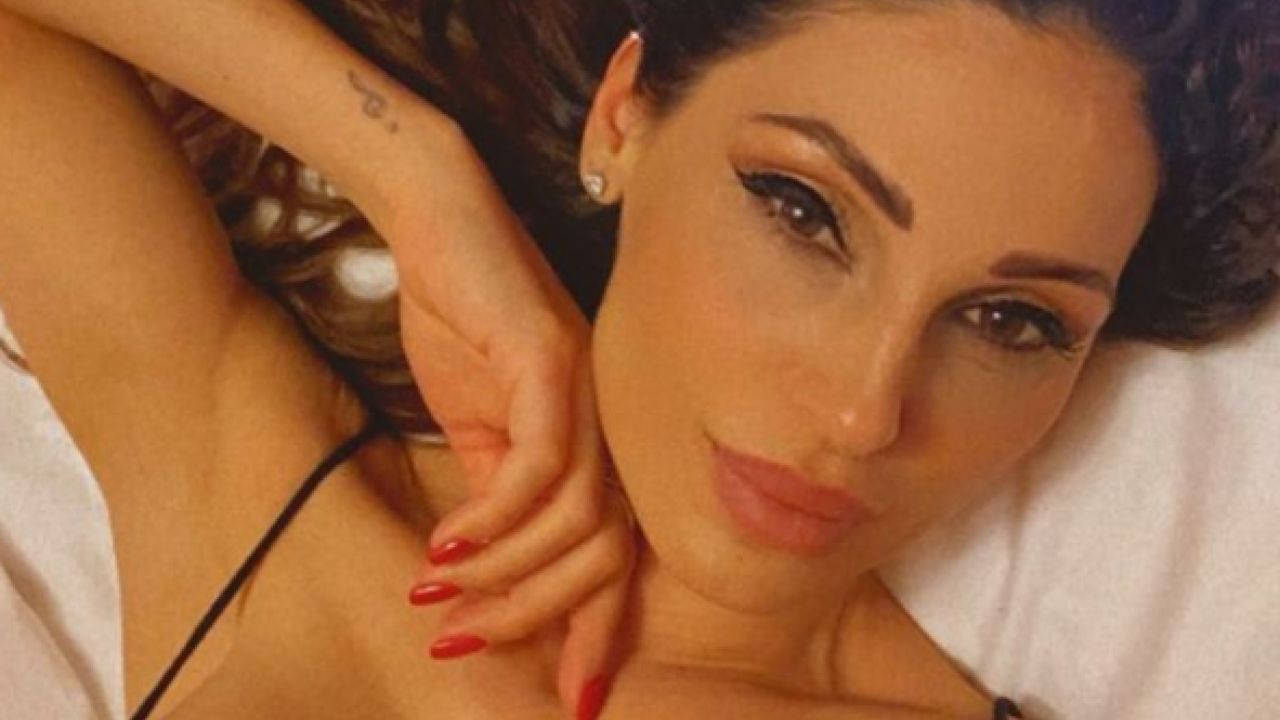 Anna Tatangelo illegale, il ballo sensuale fa impazzire i fan: 'J-Lo scansati'