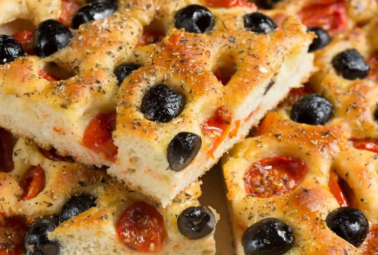 Focaccia alle olive nere