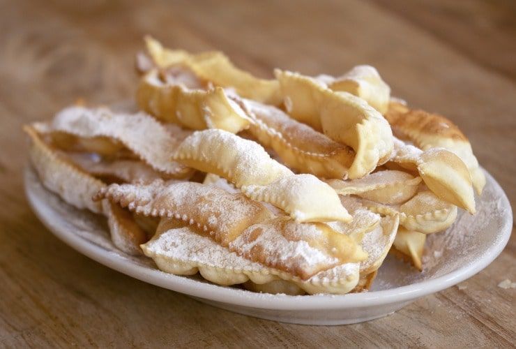 Piatto di chiacchiere di carnevale