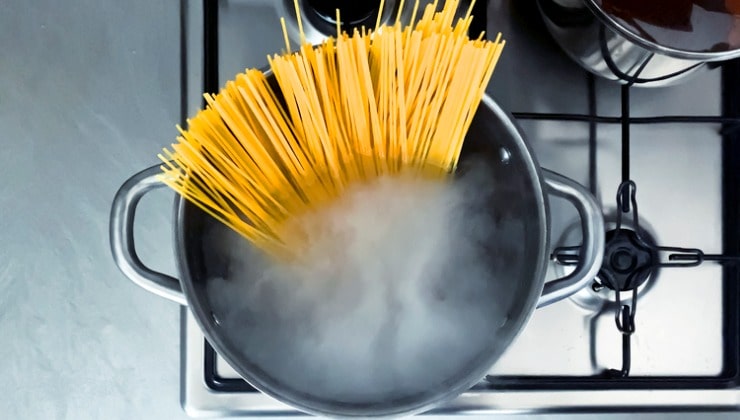 Cottura spaghetti in acqua bollente