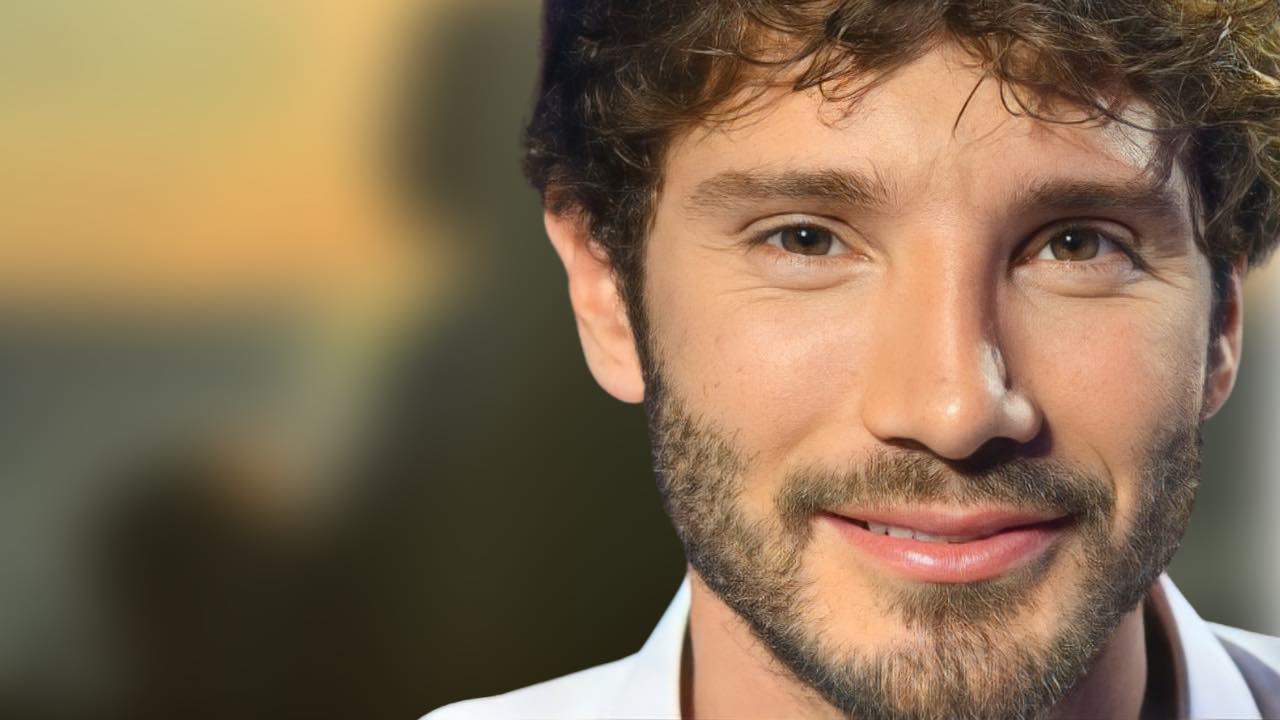 Stefano de Martino felice della notizia