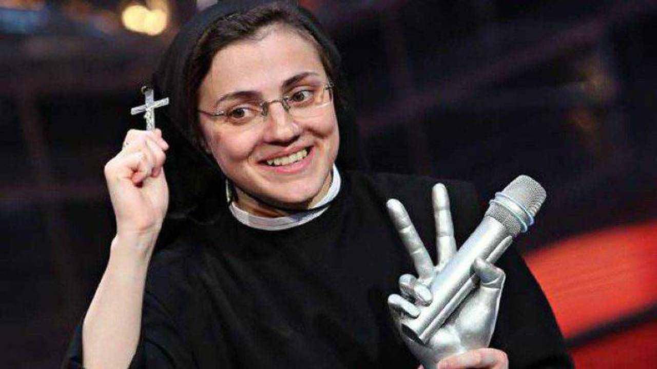 Suor Cristina: la foto col pancino